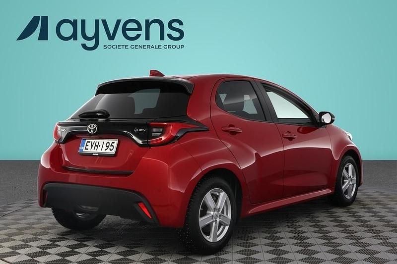 Käytetty Toyota Yaris Hybrid Style 116 HP (85 kW) 2024 Punainen Viistoperä
