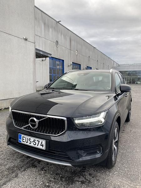 Musta Käytetty 2020 Volvo XC40 Business Edition Katumaasturi | 26 490 € (Perustarjous) - Kuva 1/4