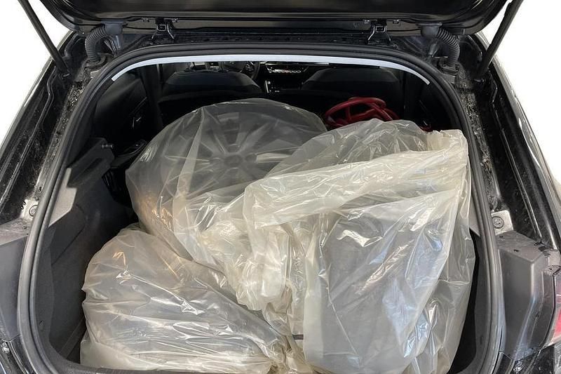 Käytetty Peugeot e-208 100 kW (136 HP) 2023 Musta Viistoperä