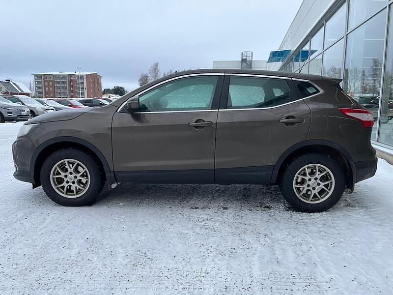 Käytetty Nissan Qashqai Acenta 116 HP (85 kW) 2015 Ruskea Katumaasturi