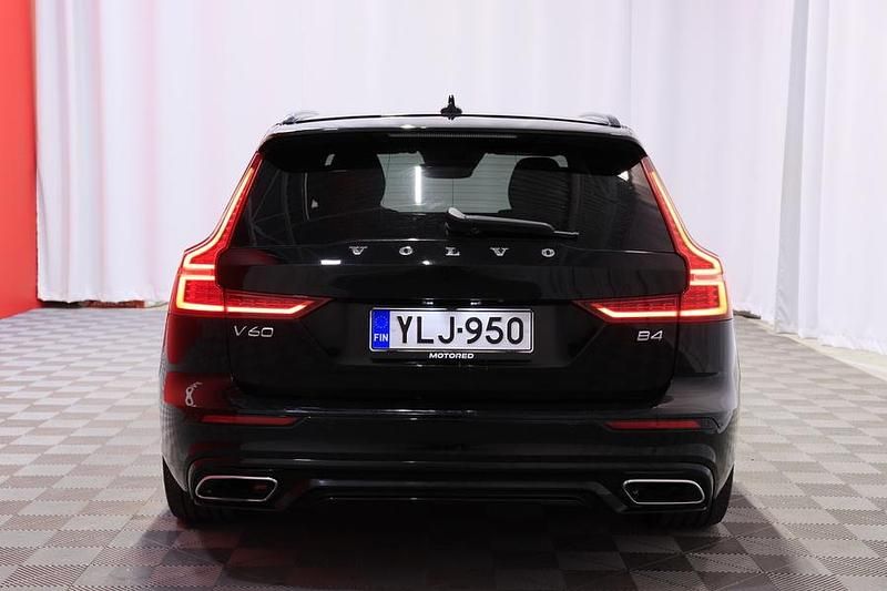 Käytetty Volvo V60 Business Edition 197 HP (144 kW) 2022 Farmari