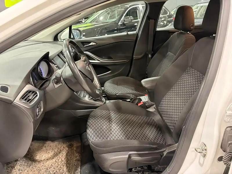 Käytetty Opel Astra Enjoy 125 HP (91 kW) 2018 Valkoinen Sedan