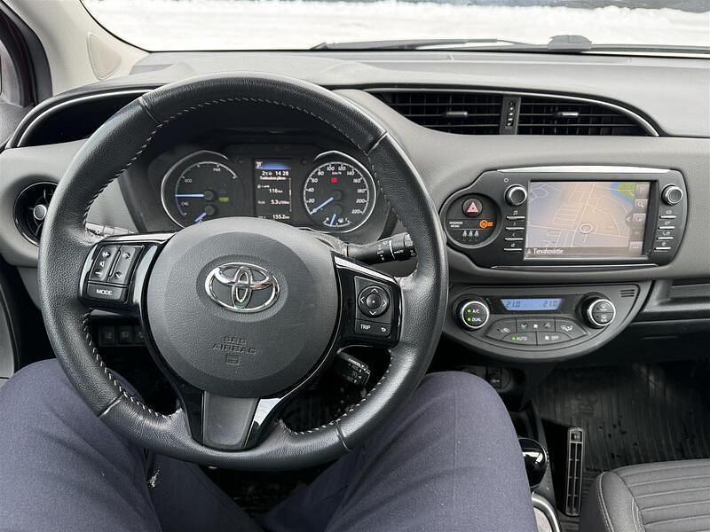 Käytetty Toyota Yaris Hybrid Active 73 HP (53 kW) 2018 Punainen Viistoperä