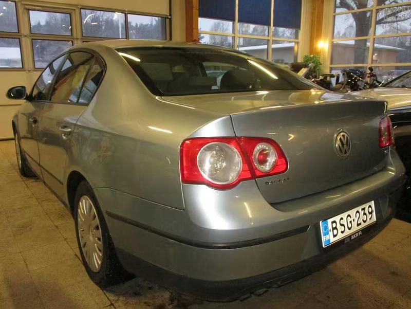 Käytetty VW Passat Comfortline 105 HP (77 kW) 2006 Sininen Sedan