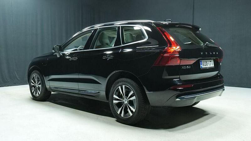 Käytetty Volvo XC60 Plus 350 HP (257 kW) 2023 Musta Katumaasturi