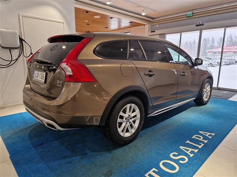 Käytetty Volvo V60 CC Summum 190 HP (139 kW) 2016 Farmari