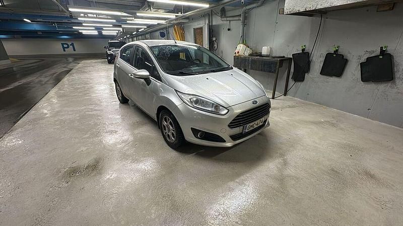 Käytetty Ford Fiesta Titanium 101 HP (74 kW) 2016 Harmaa Viistoperä