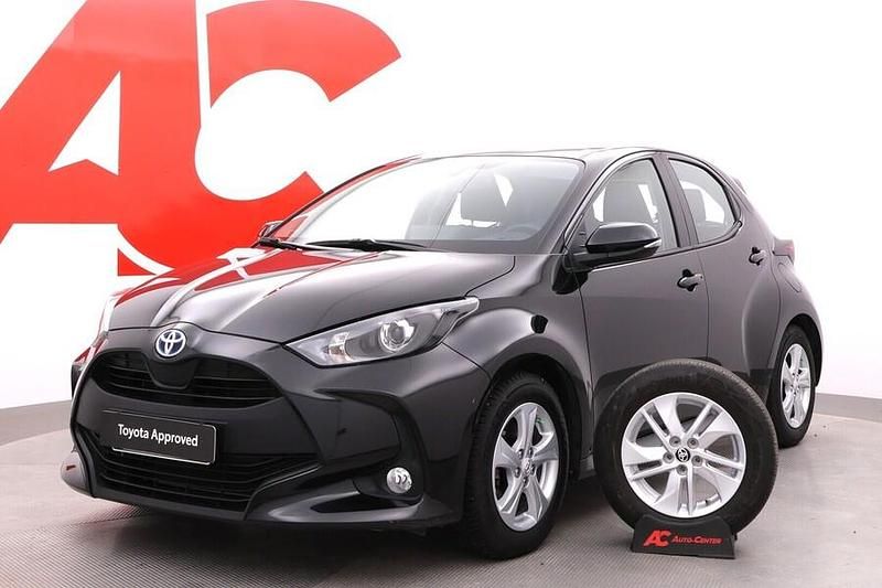 Käytetty Toyota Yaris Hybrid Active 116 HP (85 kW) 2023 Musta Viistoperä