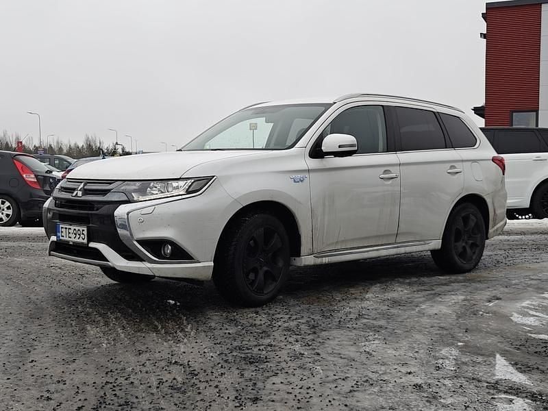 Käytetty Mitsubishi Outlander P-HEV Instyle 224 HP (164 kW) 2016 Valkoinen Katumaasturi