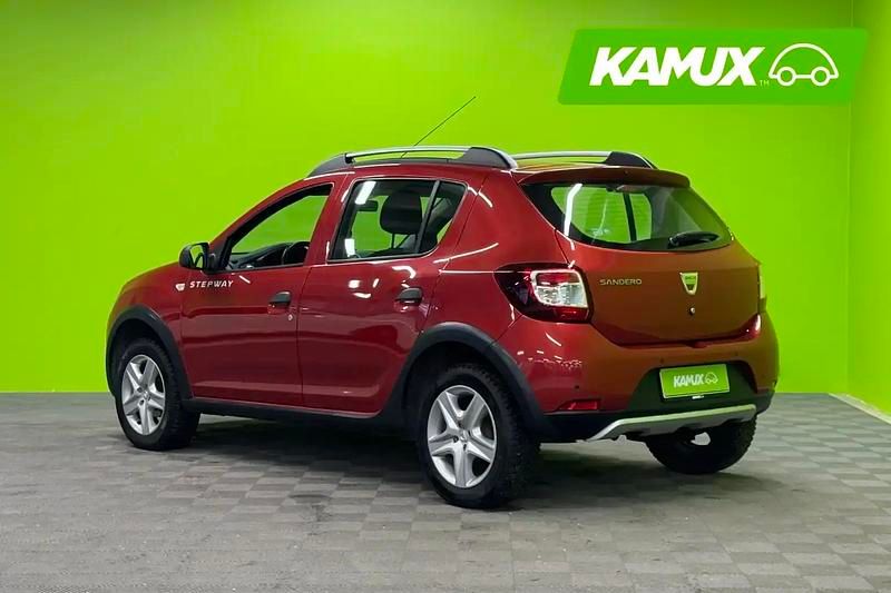Käytetty Dacia Sandero Prestige 90 HP (66 kW) 2016 Punainen Sedan