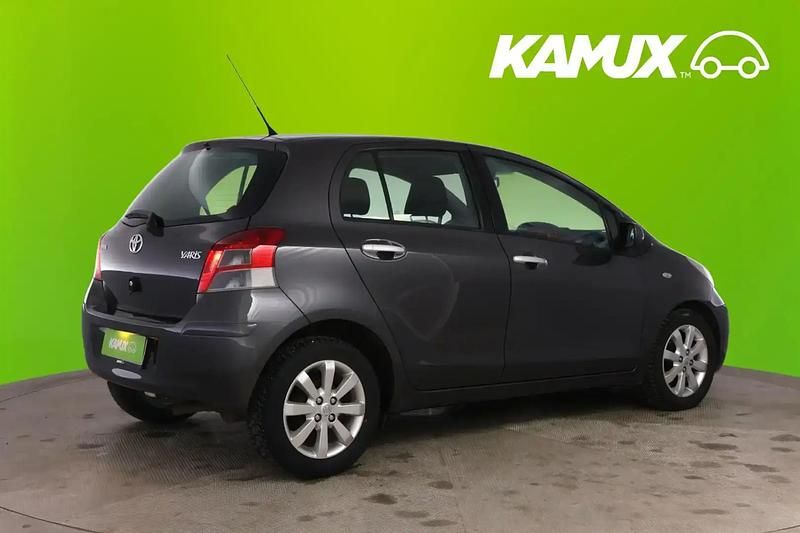 Käytetty Toyota Yaris Edition 99 HP (72 kW) 2011 Hopea / harmaa Sedan