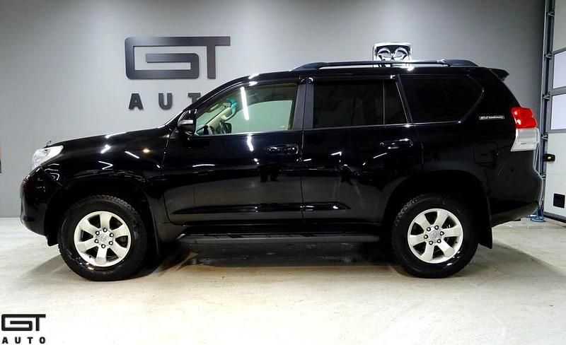 Käytetty Toyota Land Cruiser Anniversary 190 HP (139 kW) 2011 Katumaasturi