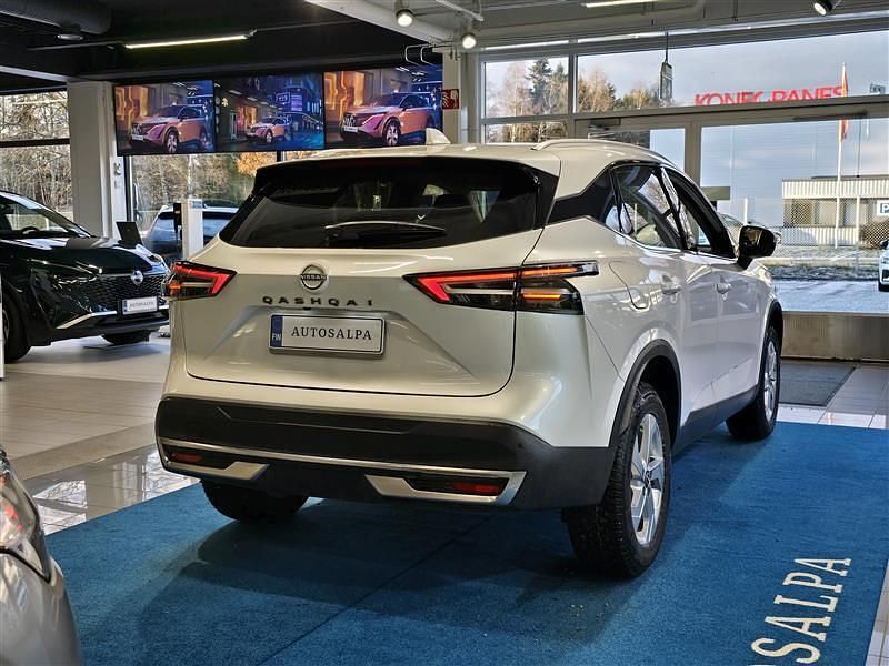Käytetty Nissan Qashqai N-Connecta 158 HP (116 kW) 2024 Katumaasturi