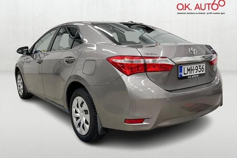 Käytetty Toyota Corolla Active 132 HP (97 kW) 2013 Ruskea (beige) Sedan