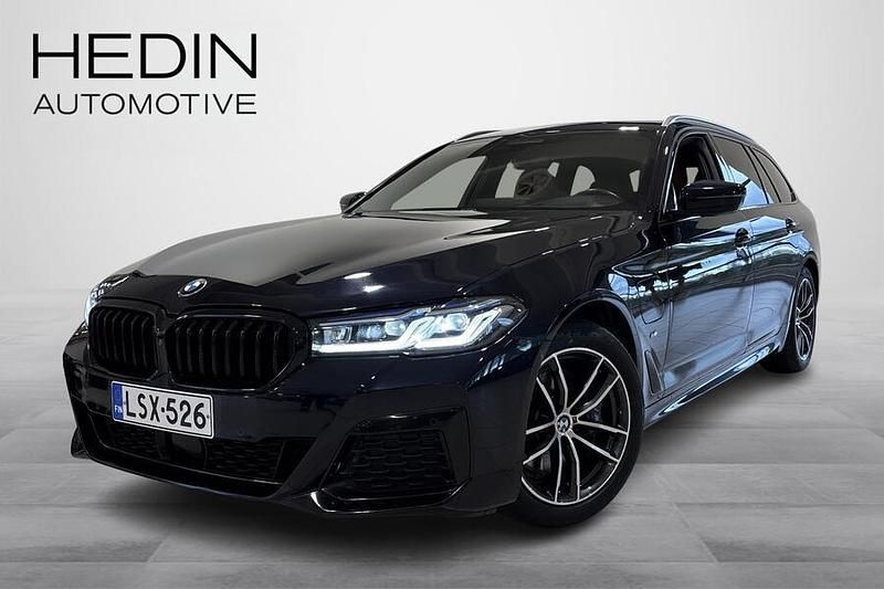 Musta Käytetty 2021 BMW 530e Comfort Edition Farmari | 37 690 € (Hieman kallis) - Kuva 1/4