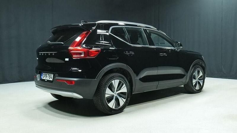 Käytetty Volvo XC40 Core 211 HP (155 kW) 2023 Musta Katumaasturi