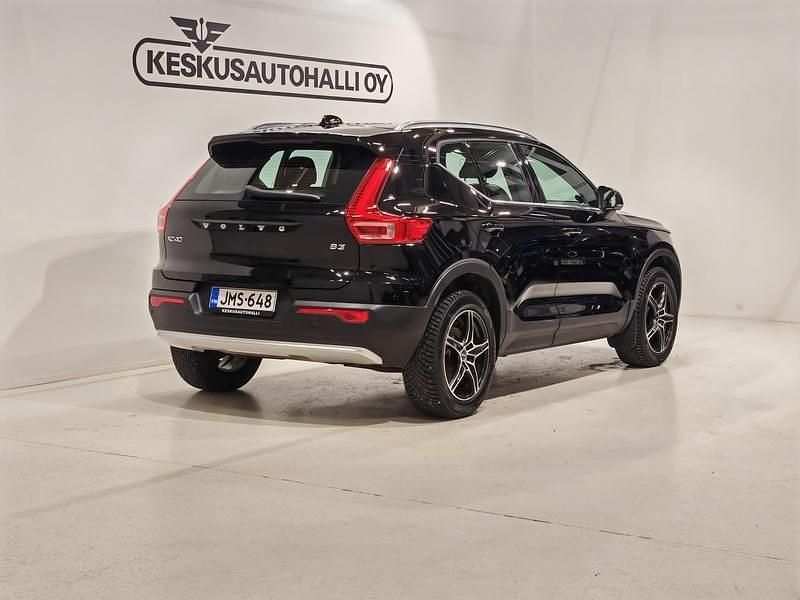Käytetty Volvo XC40 Plus 163 HP (119 kW) 2023 Musta Katumaasturi