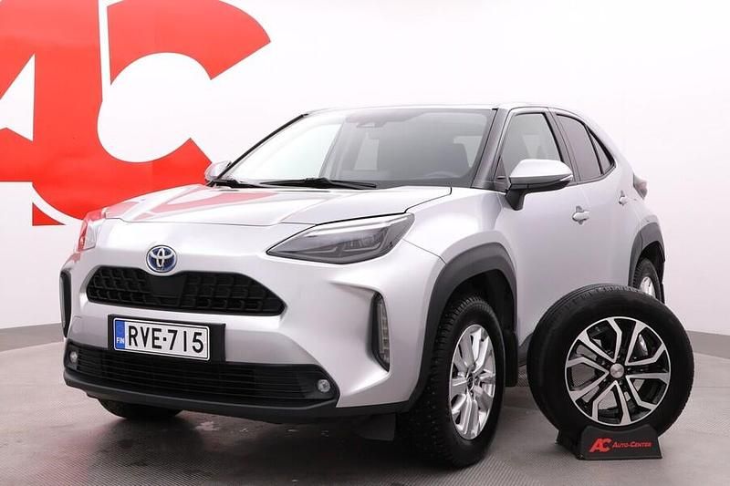 Käytetty Toyota Yaris Cross Active 116 HP (85 kW) 2023 Hopea Katumaasturi
