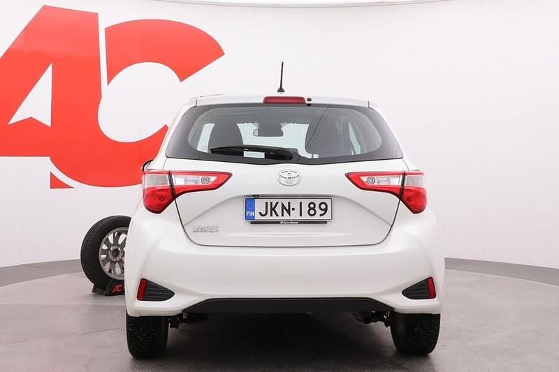 Käytetty Toyota Yaris Multidrive S 112 HP (82 kW) 2017 Valkoinen Viistoperä