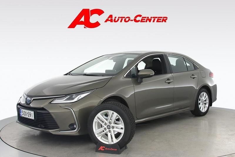 Ruskea (beige) Käytetty 2022 Toyota Corolla Active Sedan | 22 990 € (Perustarjous) - Kuva 1/4