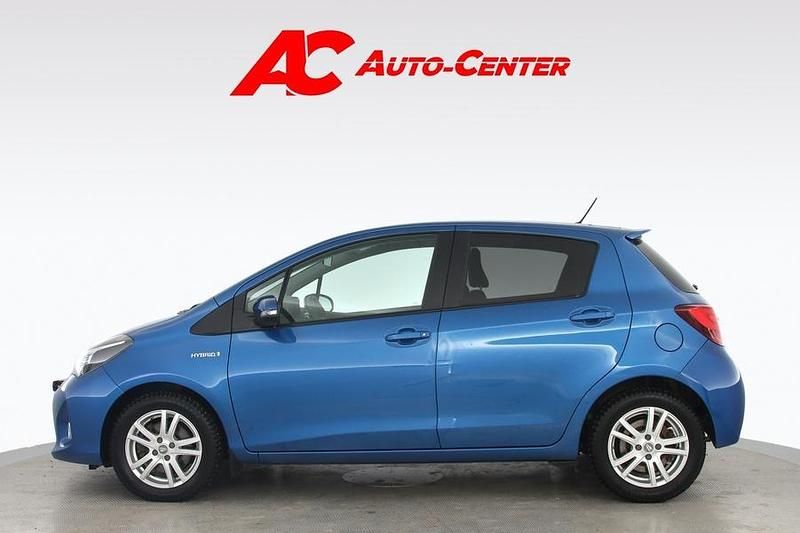 Käytetty Toyota Yaris Hybrid Style 73 HP (53 kW) 2015 Sininen Viistoperä