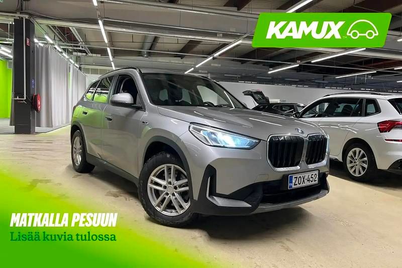 Käytetty BMW X1 Shadowline 136 HP (100 kW) 2023 Hopea / harmaa Katumaasturi