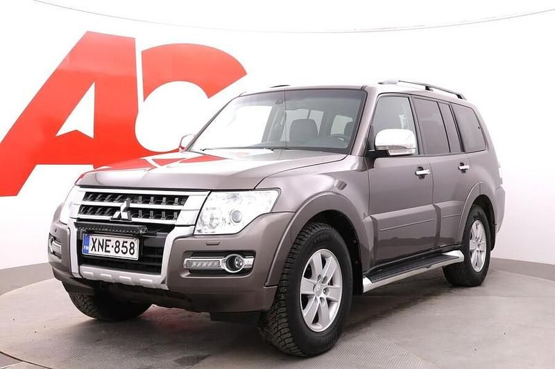 Käytetty Mitsubishi Pajero Instyle 200 HP (147 kW) 2015 Ruskea Katumaasturi