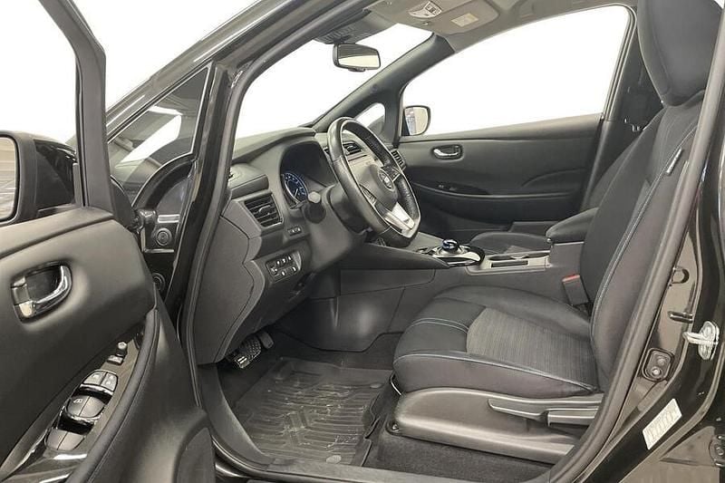 Käytetty Nissan Leaf N-Connecta 80 kW (109 HP) 2018 Musta Viistoperä