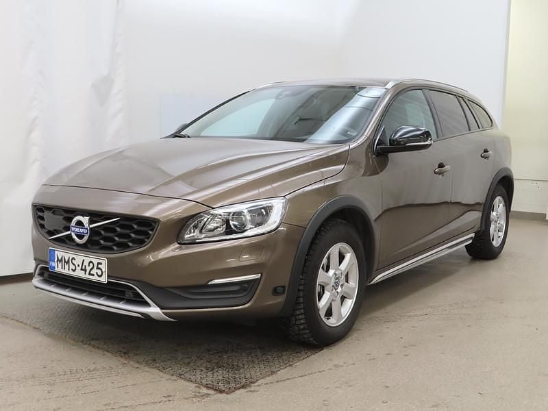 Ruskea Käytetty 2016 Volvo V60 CC Momentum Farmari | 21 890 € (Perustarjous) - Kuva 1/3
