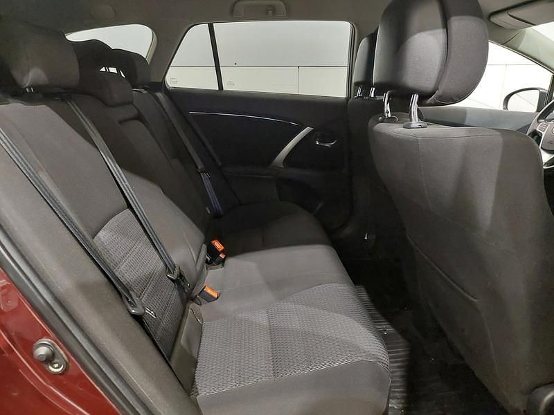 Käytetty Toyota Avensis Sol 147 HP (108 kW) 2012 Punainen Farmari