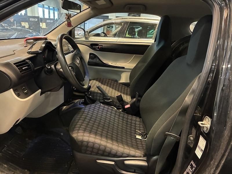 Käytetty Toyota iQ 68 HP (50 kW) 2012 Viistoperä