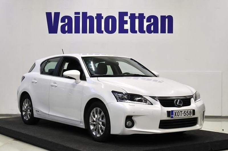 Käytetty Lexus CT200h Executive Line 99 HP (72 kW) 2011 Valkoinen Viistoperä