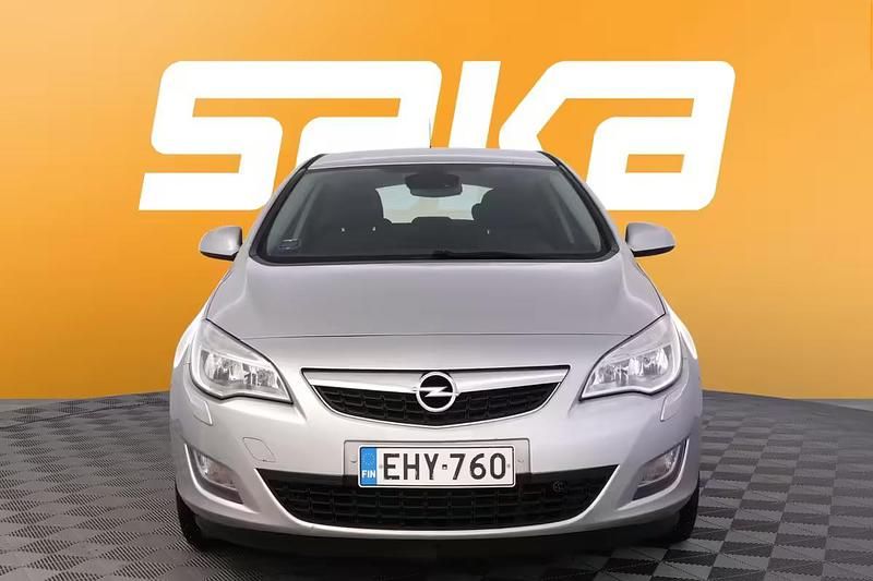 Käytetty Opel Astra Enjoy 140 HP (102 kW) 2010