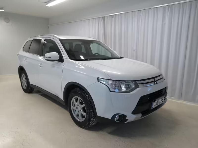 Käytetty Mitsubishi Outlander Intense 150 HP (110 kW) 2014 Katumaasturi