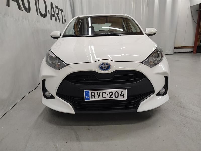 Käytetty Toyota Yaris Hybrid Active 116 HP (85 kW) 2023 Valkoinen Viistoperä