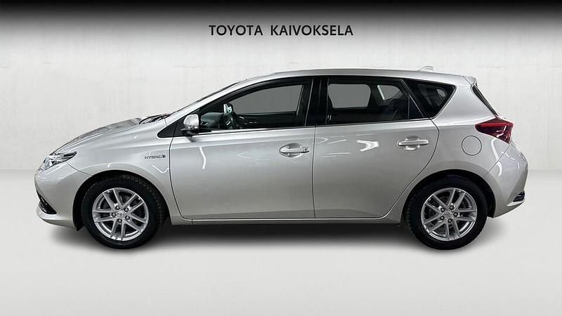 Käytetty Toyota Auris Hybrid Active 99 HP (72 kW) 2016 Hopea Viistoperä
