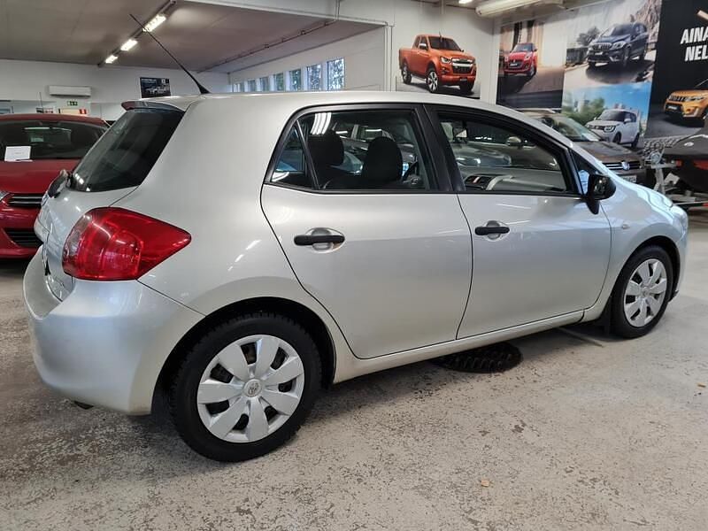 Käytetty Toyota Auris Terra 169 HP (124 kW) 2008 Met. hopea Viistoperä