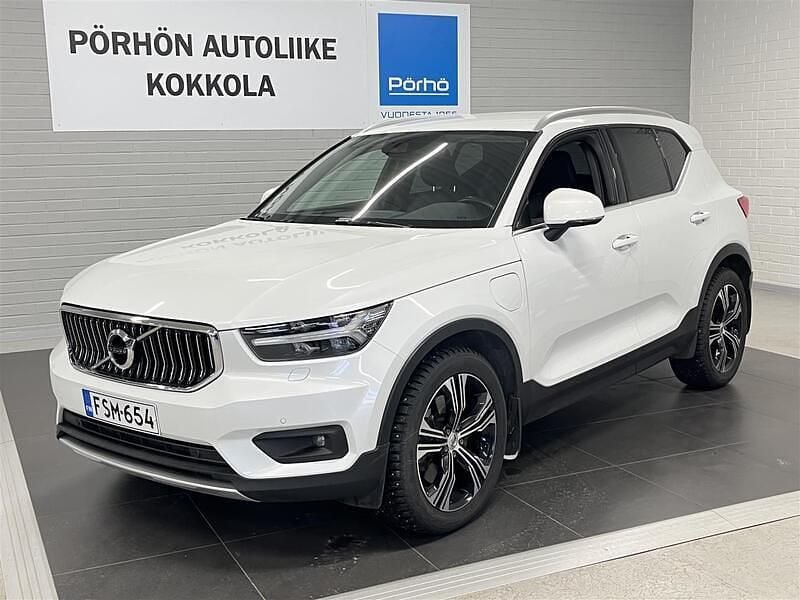Valkoinen Käytetty 2020 Volvo XC40 Inscription Katumaasturi | 27 500 € (Hieman kallis) - Kuva 1/4