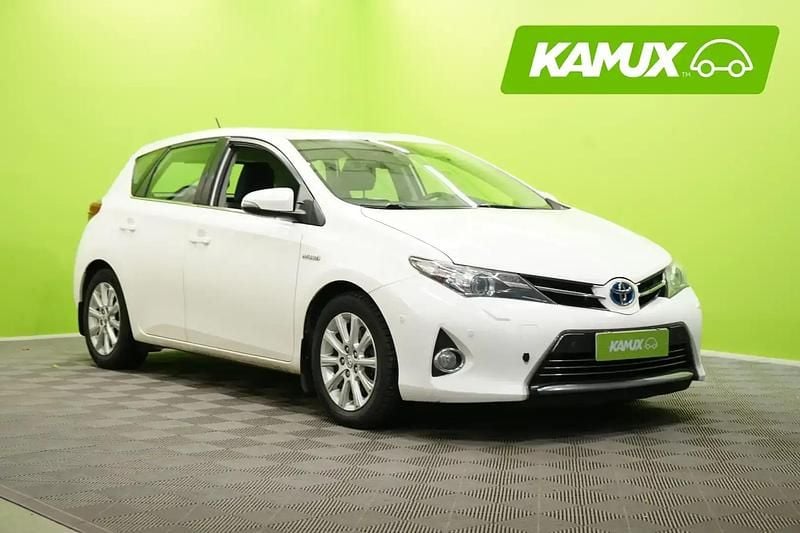 Valkoinen Käytetty 2013 Toyota Auris Hybrid Premium Sedan | 9 780 € (Perustarjous) - Kuva 1/4