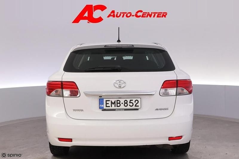 Käytetty Toyota Avensis Sol 132 HP (97 kW) 2012 Valkoinen Farmari
