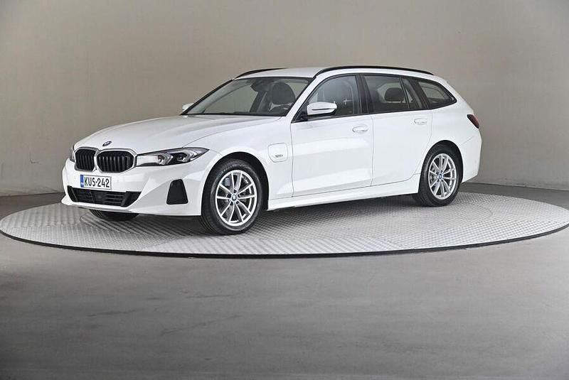 Käytetty 2022 BMW 330e Farmari | 28 900 € (Perustarjous) - Kuva 1/4