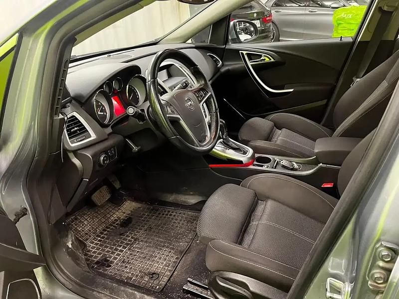 Käytetty Opel Astra Sport 140 HP (102 kW) 2011 Hopea / harmaa Sedan