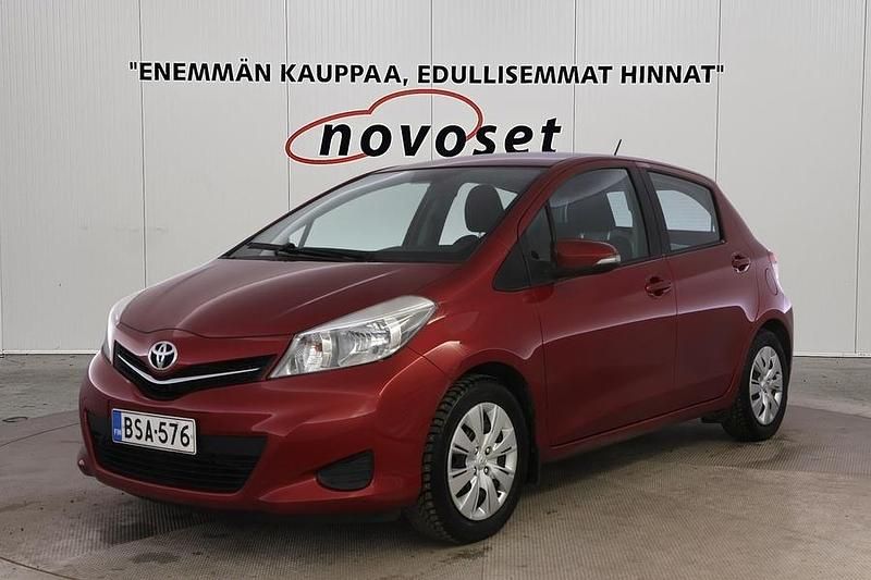 Käytetty Toyota Yaris Multidrive S 99 HP (72 kW) 2012 Punainen Viistoperä