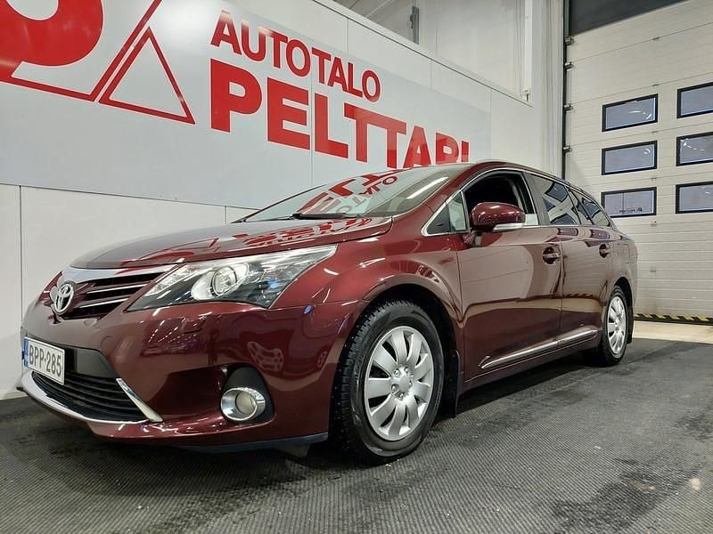 Käytetty Toyota Avensis Sol 147 HP (108 kW) 2012 Punainen Farmari