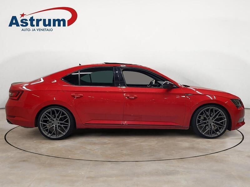 Käytetty Skoda Superb SportLine 280 HP (205 kW) 2017 Punainen Sedan