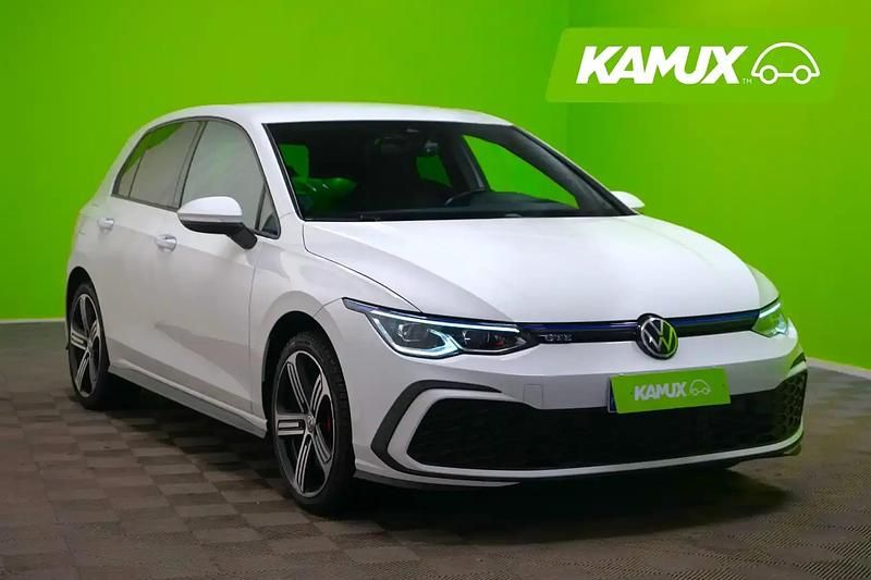 Valkoinen Käytetty 2021 VW Golf VIII GTE Sedan | 21 990 € (Perustarjous) - Kuva 1/4