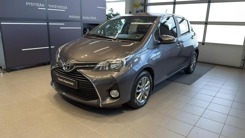 Käytetty Toyota Yaris Active 99 HP (72 kW) 2016 Harmaa Viistoperä