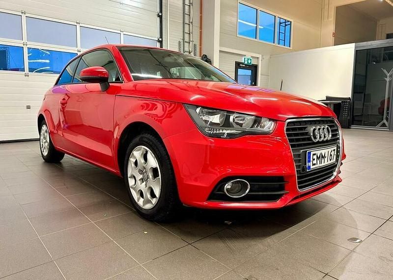 Käytetty Audi A1 Attraction 86 HP (63 kW) 2011 Punainen Viistoperä