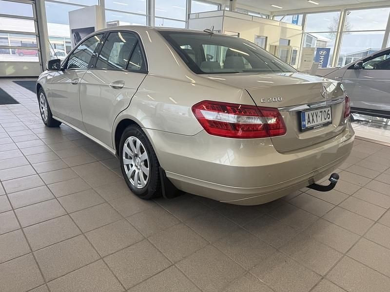Käytetty Mercedes E200 Business 136 HP (100 kW) 2009 Ruskea Sedan