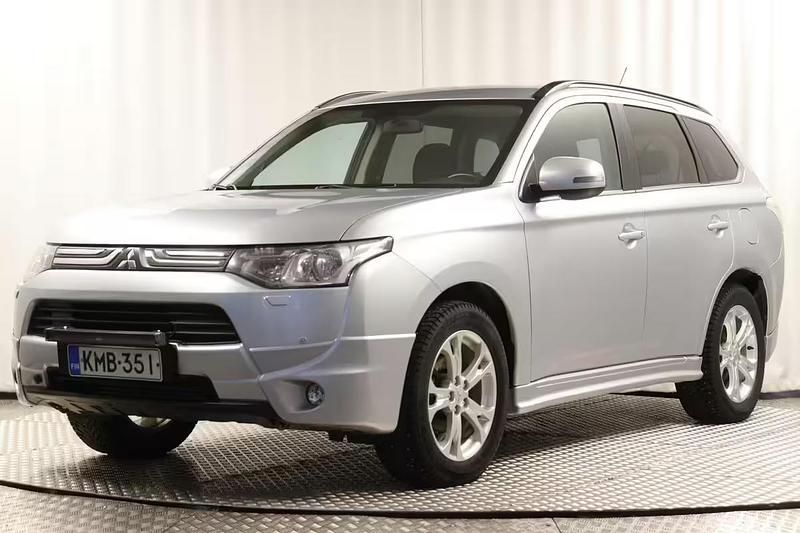 Harmaa Käytetty 2013 Mitsubishi Outlander Intense Katumaasturi | 4 990 € (Perustarjous) - Kuva 1/4